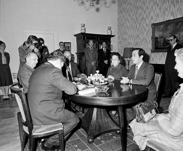 858229 Afbeelding van de geboorteaangifte van Prins Bernardo, de zoon van Prinses Christina en Jorge Guillermo ...